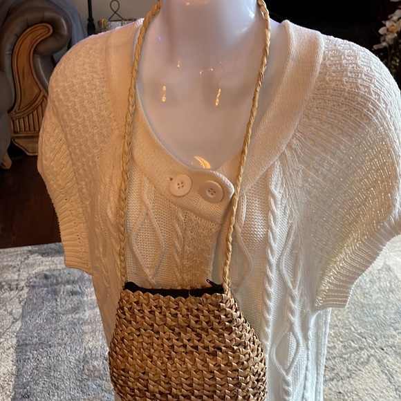 Small straw lined purse. - Picture 3 of 12